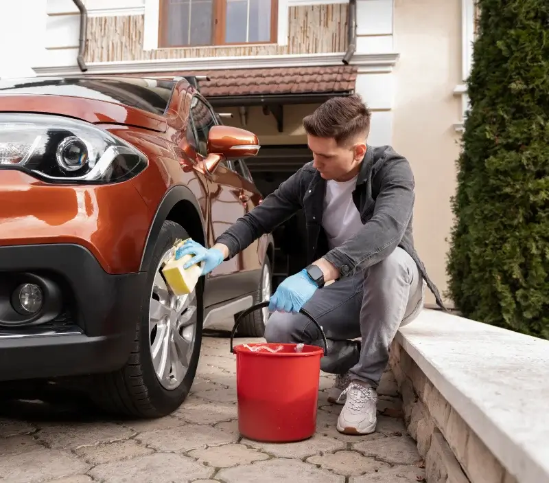 Lavage auto à domicile Beynac-et-Cazenac : professionnel intervenant sur un véhicule